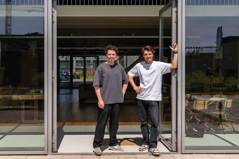 Casper (links) en Tom (rechts) in de deuropening van een JOHAN. locatie