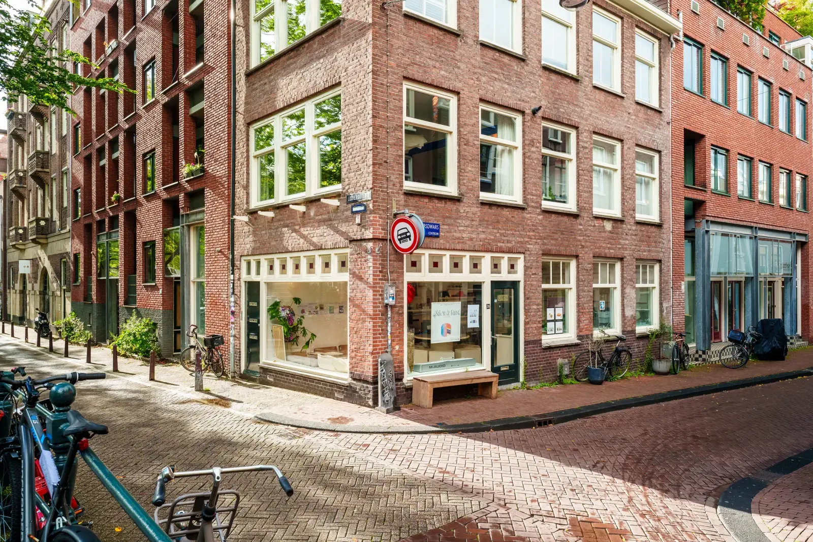 Karakteristiek hoekpand in de Jordaan — Eerste Looiersdwarsstraat 28