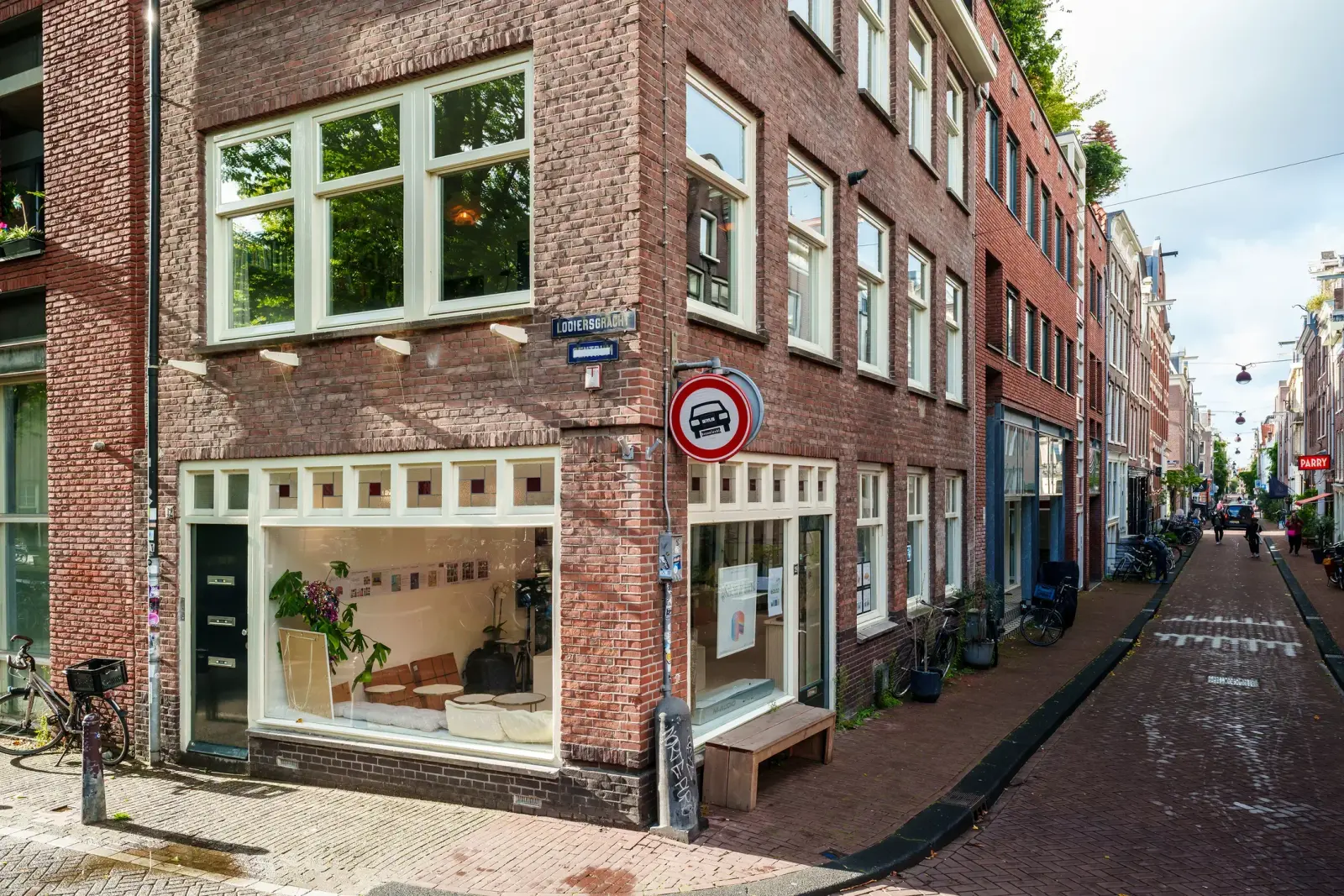 Gevel met etalage — Eerste Looiersdwarsstraat 28