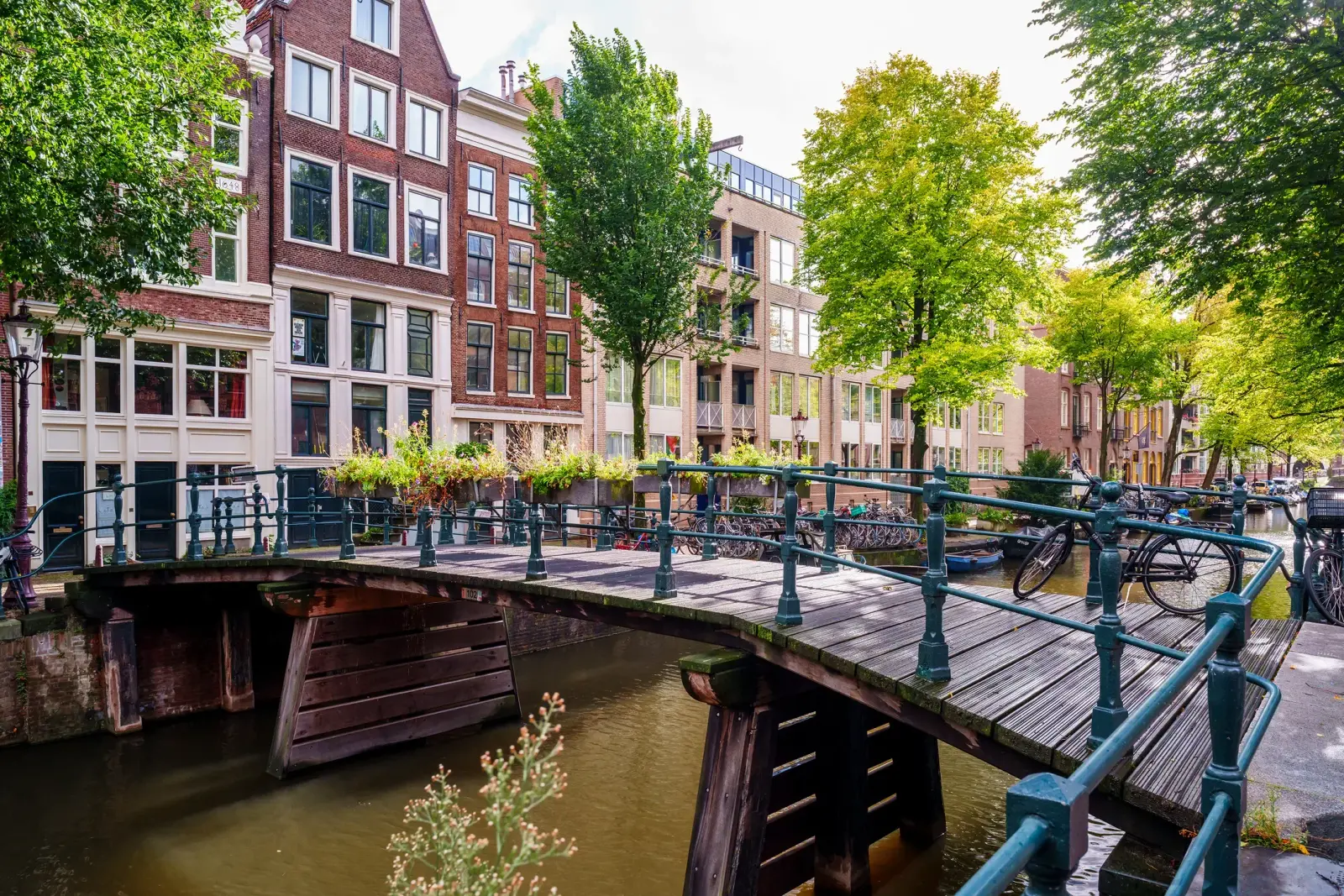 Gracht om de hoek van de locatie