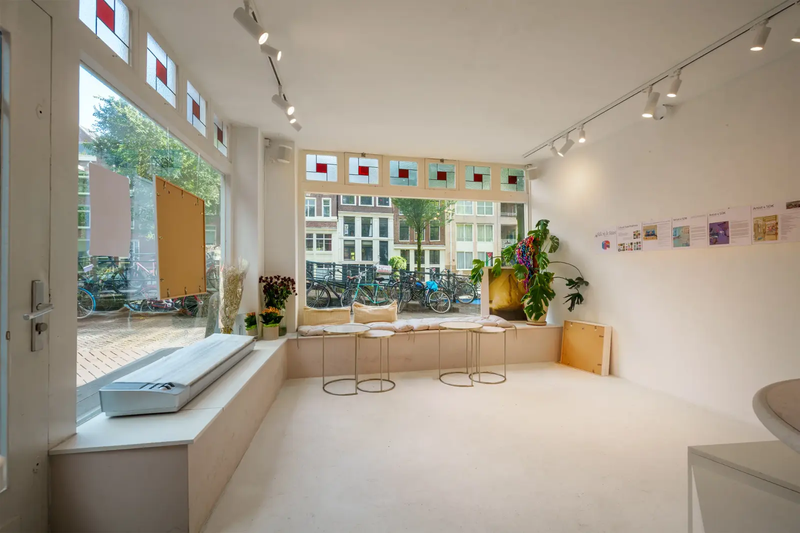 Witte pop-up ruimte met daglicht — Eerste Looiersdwarsstraat 28