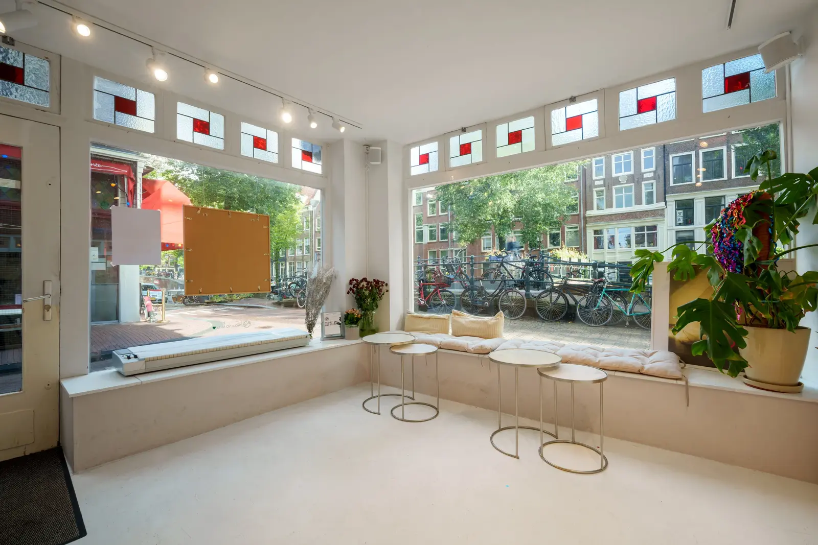 Lichte winkelruimte met grote ramen — Eerste Looiersdwarsstraat 28