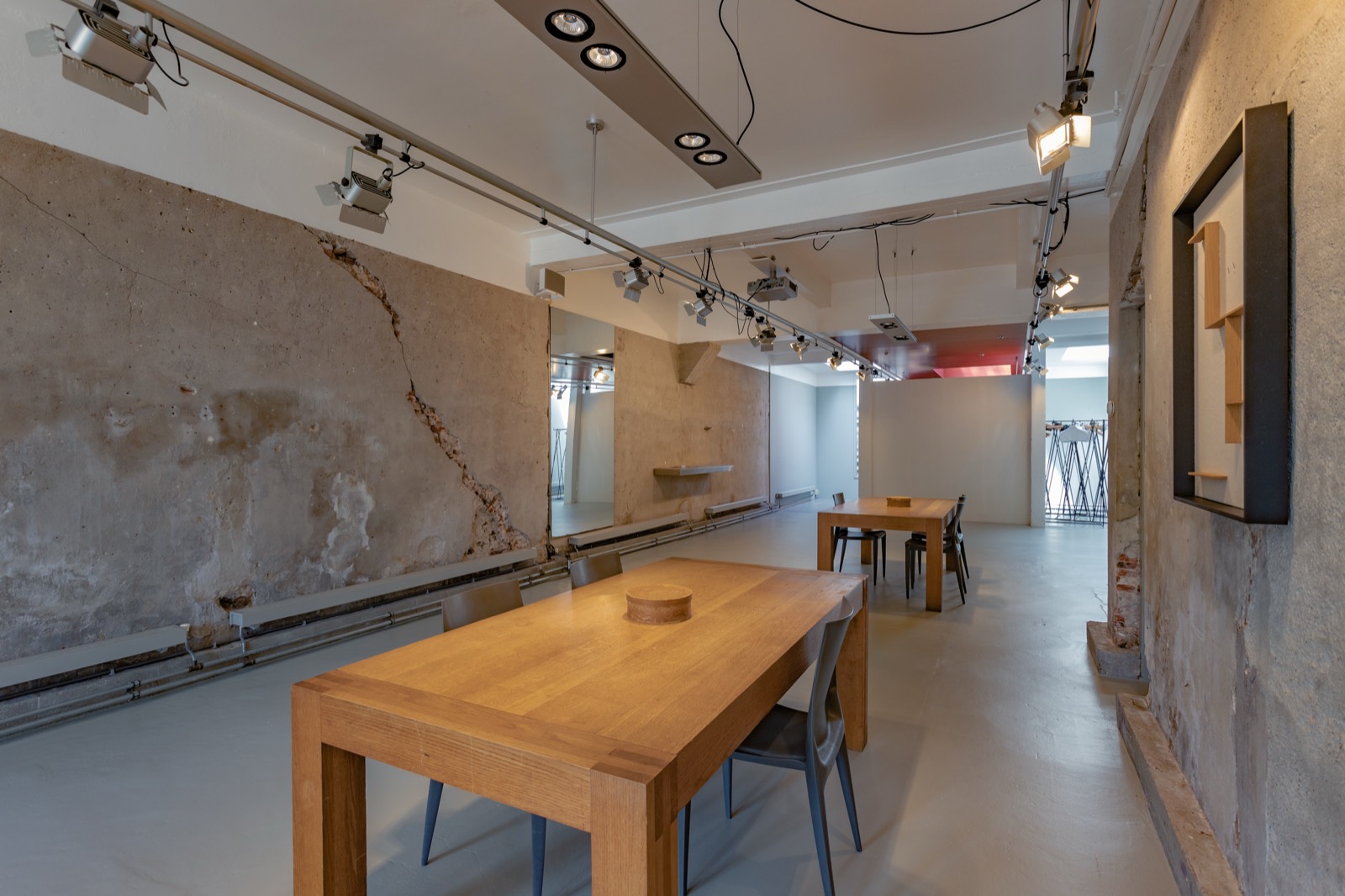 Ruimte met houten tafel en kunst — Sloterkade 171