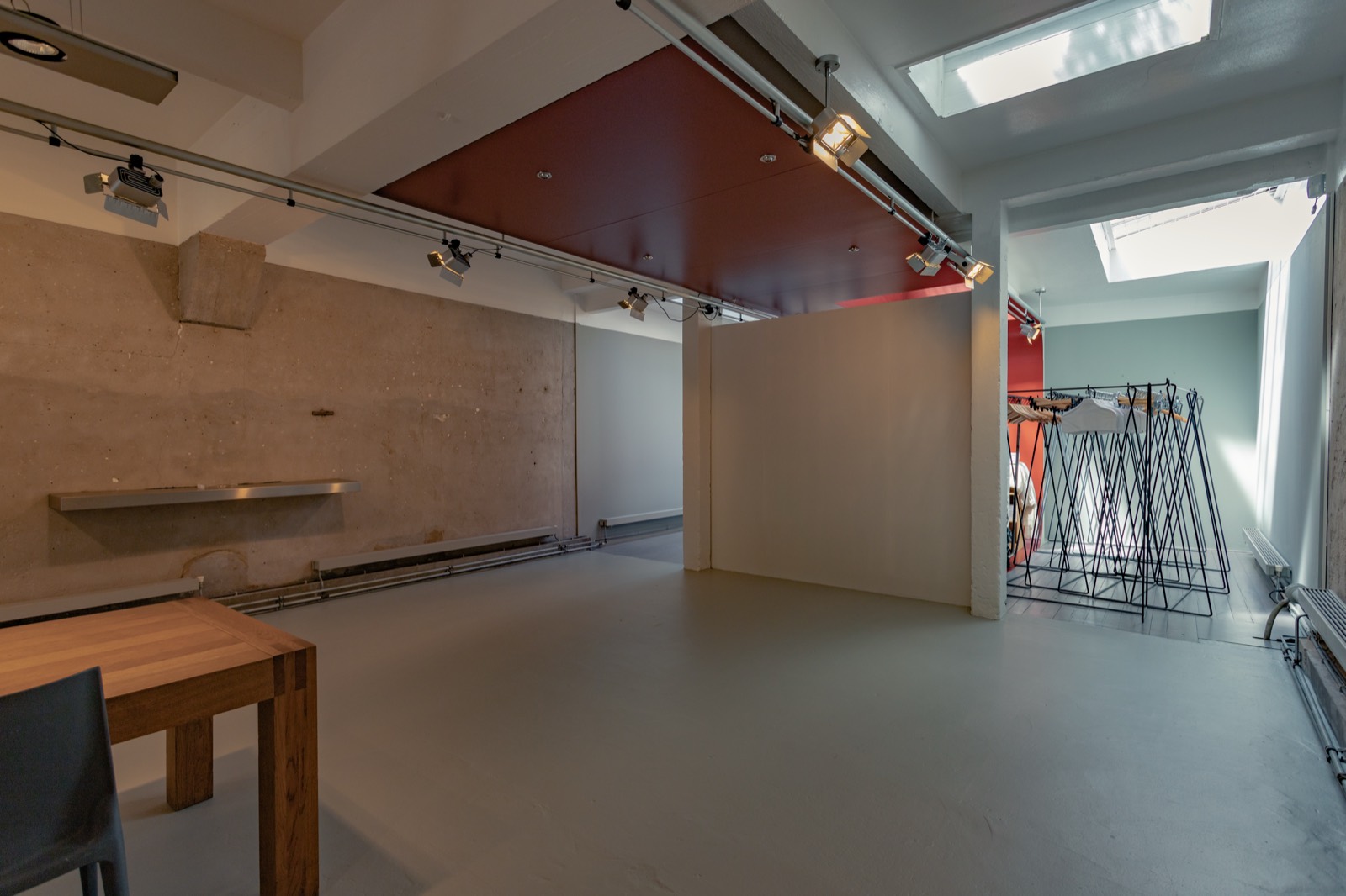 Ruimte met rood plafondaccent — Sloterkade 171