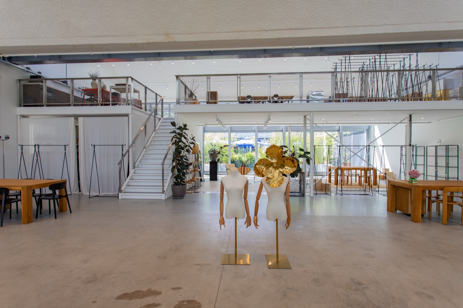 Zicht vanaf de mezzanine — Vliegtuigstraat 1