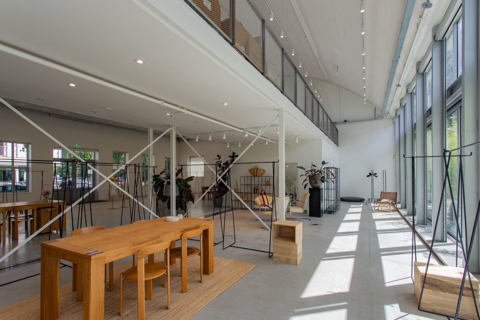 Houten tafels in de studio — Vliegtuigstraat 1