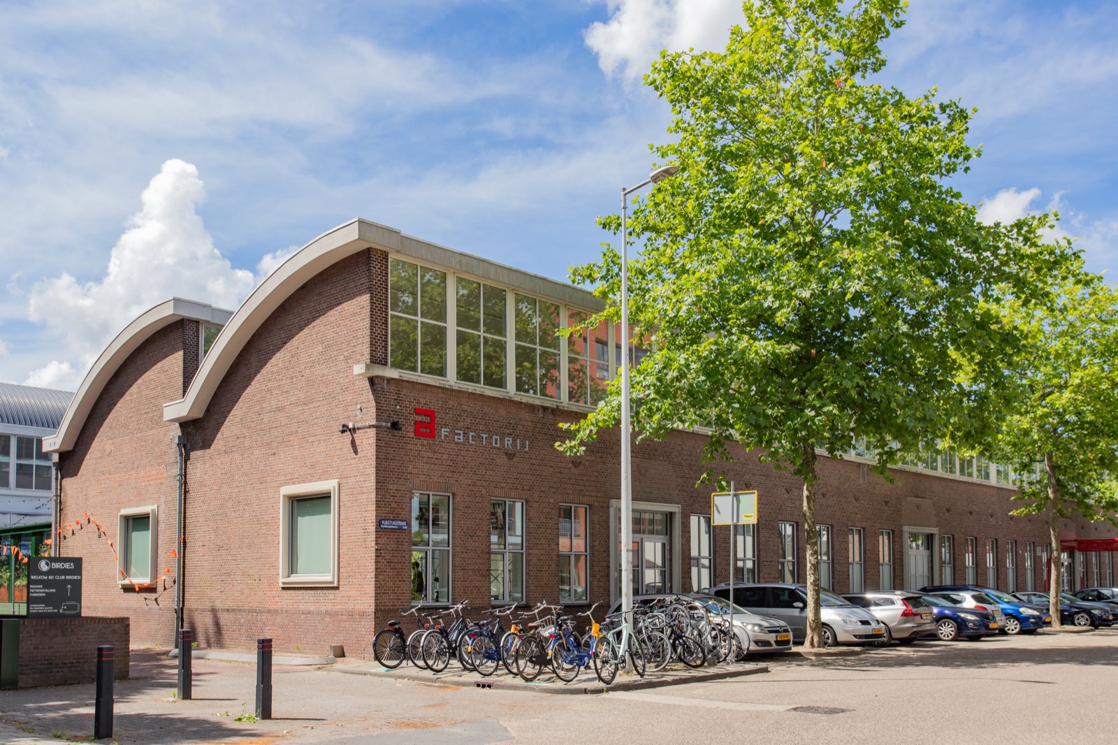 Industrieel fabriekspand van buiten — Vliegtuigstraat 1