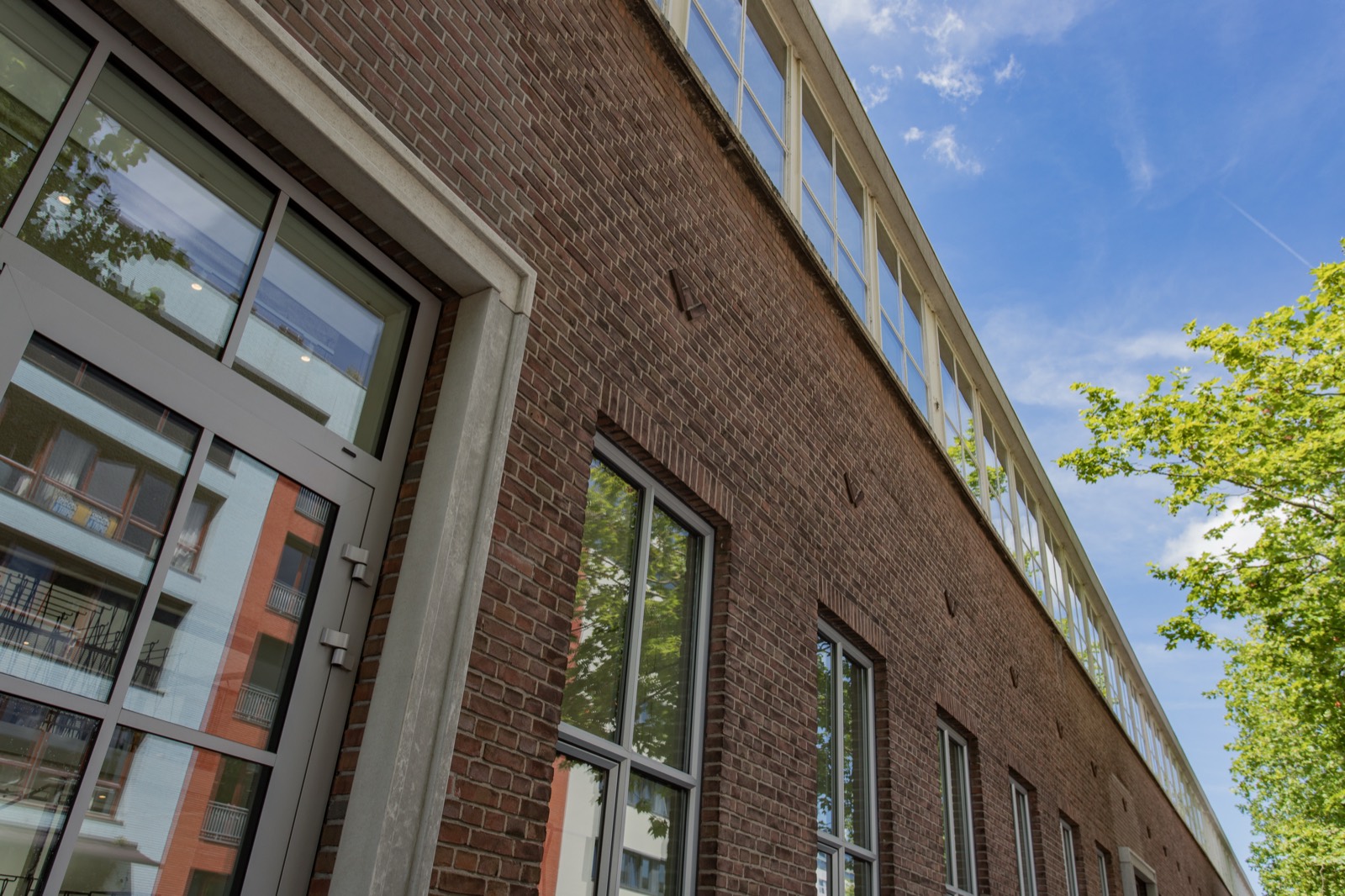 Gevel met grote ramen — Vliegtuigstraat 1